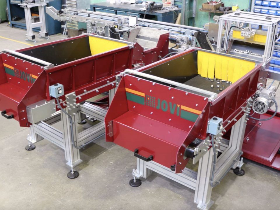Sistema de alimentación de multireferencia de tuercas y bulones a máquina de mecanizado transfer fabricado por Jovi Automatismos para maquinaria de la marca Pfiffner