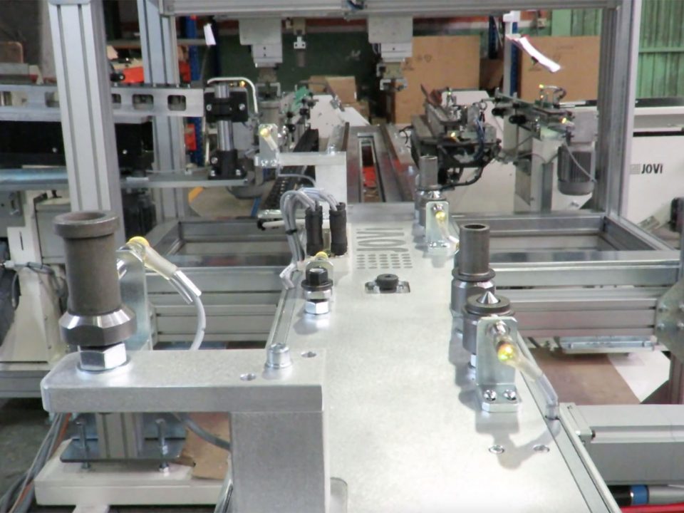 Système d’alimentation de chaîne de montage et de soudage avec des pièces et composants, conçu et fabriqué par Jovi Automatismos