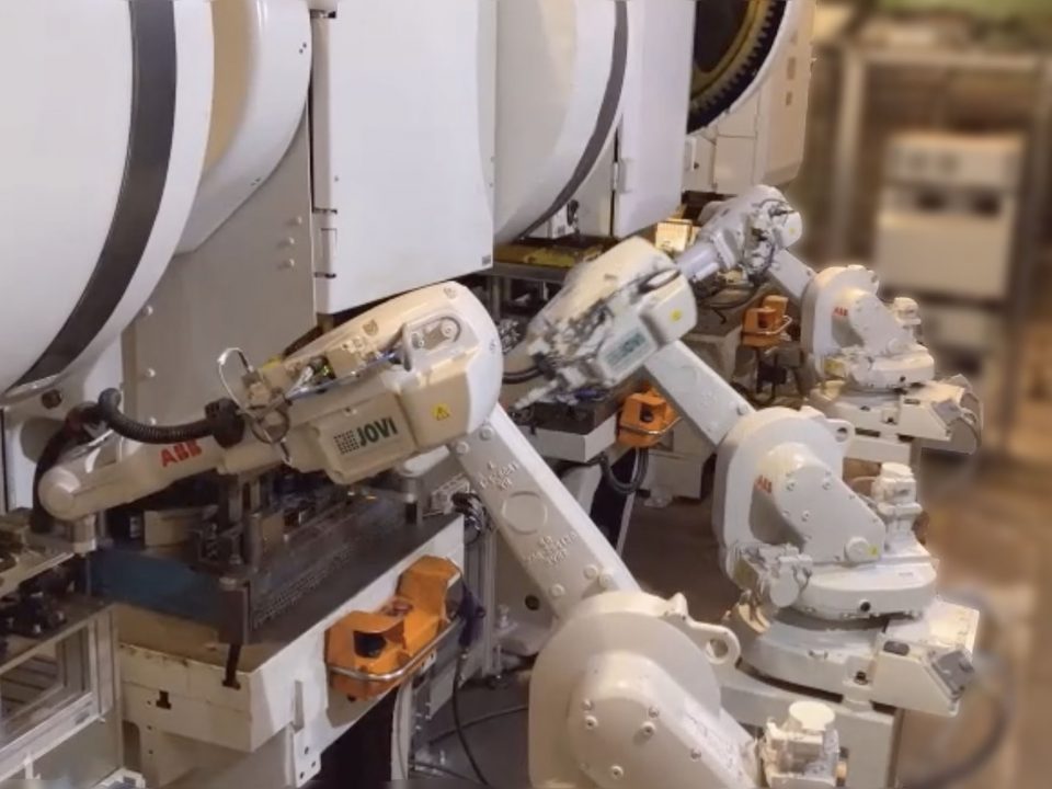 Système d’alimentation d’une cellule de presses avec des tiges pour la fabrication d’attaches destinées aux lignes ferroviaires, fabriqué sur mesure par Jovi Automatismos