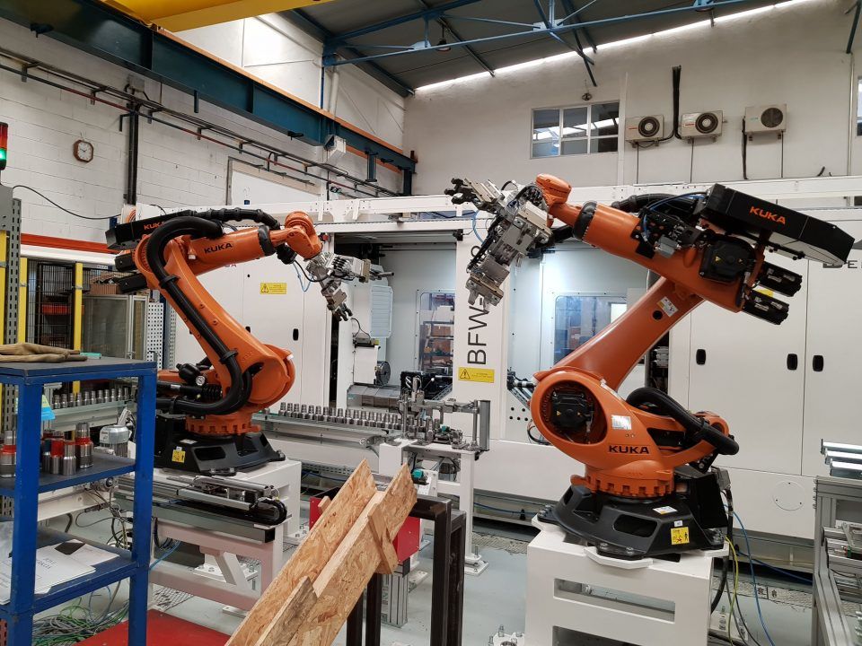 Jovi Automatismos a conçu une cellule robotisée de soudage par friction rotative. L’alimentation de composants est effectuée au moyen de convoyeurs à bande et de transporteurs industriels