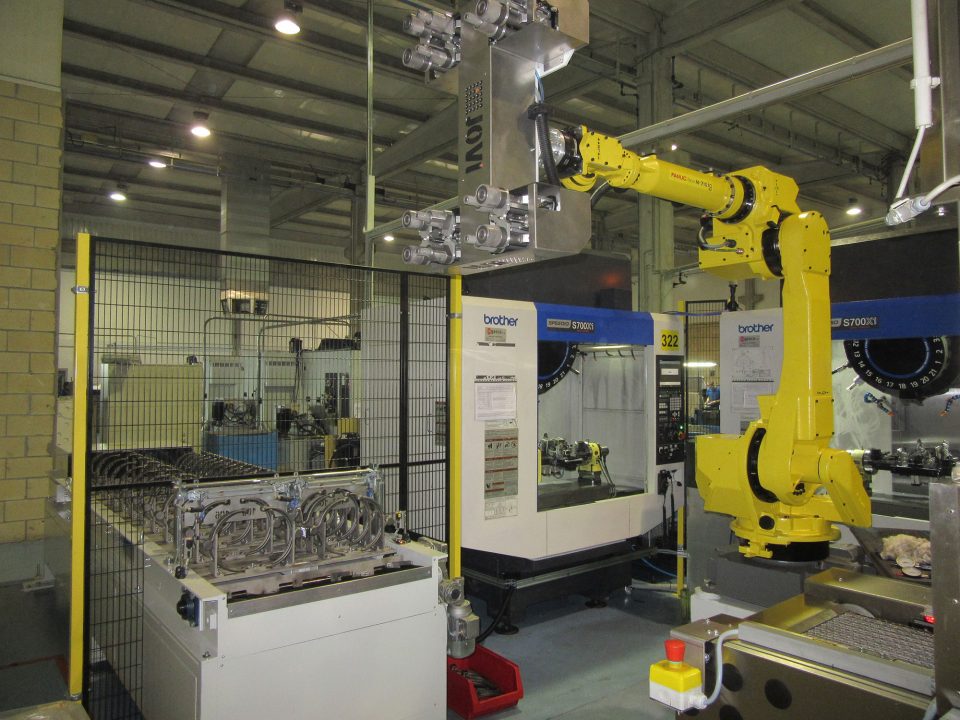 Jovi Automatismos developed a system to feed machining centres with output via a parts washer, using a conveyor to feed three machining centres with one single claw design for both parts