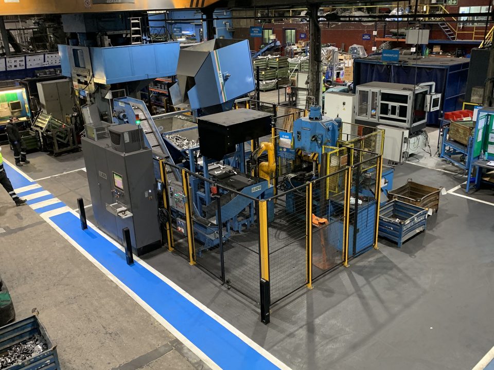 Jovi manufactured a flexible system to feed automotive hinges to a calibration press using 2D picking with pallet box tilter, vibrators and conveyors